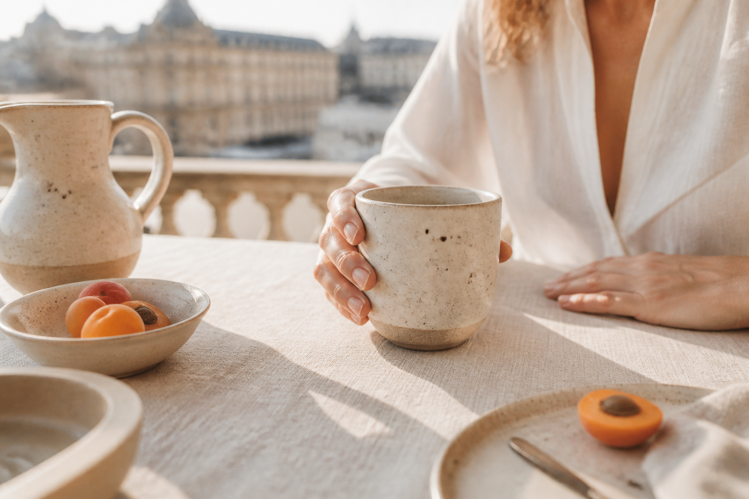 Tasse artisanale tenue dans une main